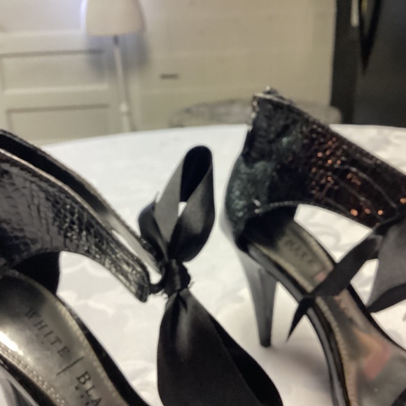 White House black market heels size 6 PATENT LEATHER💃 / bows 🖤🖤🖤🖤 - Picture 7 of 9